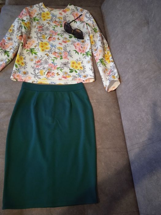 Продам весняний костюм