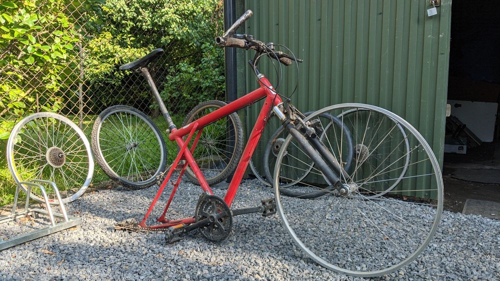 Ciekawy rower do odrestaurowania plus zestaw kół