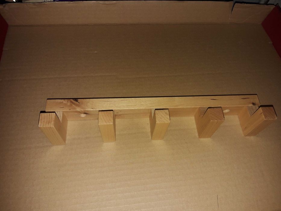drewniany wieszak naścienny IKEA MOLGER