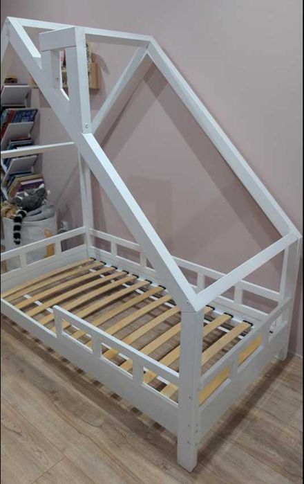 Łóżko domek drewniane Cleo 160x80 + barierki + stelaż – białe!