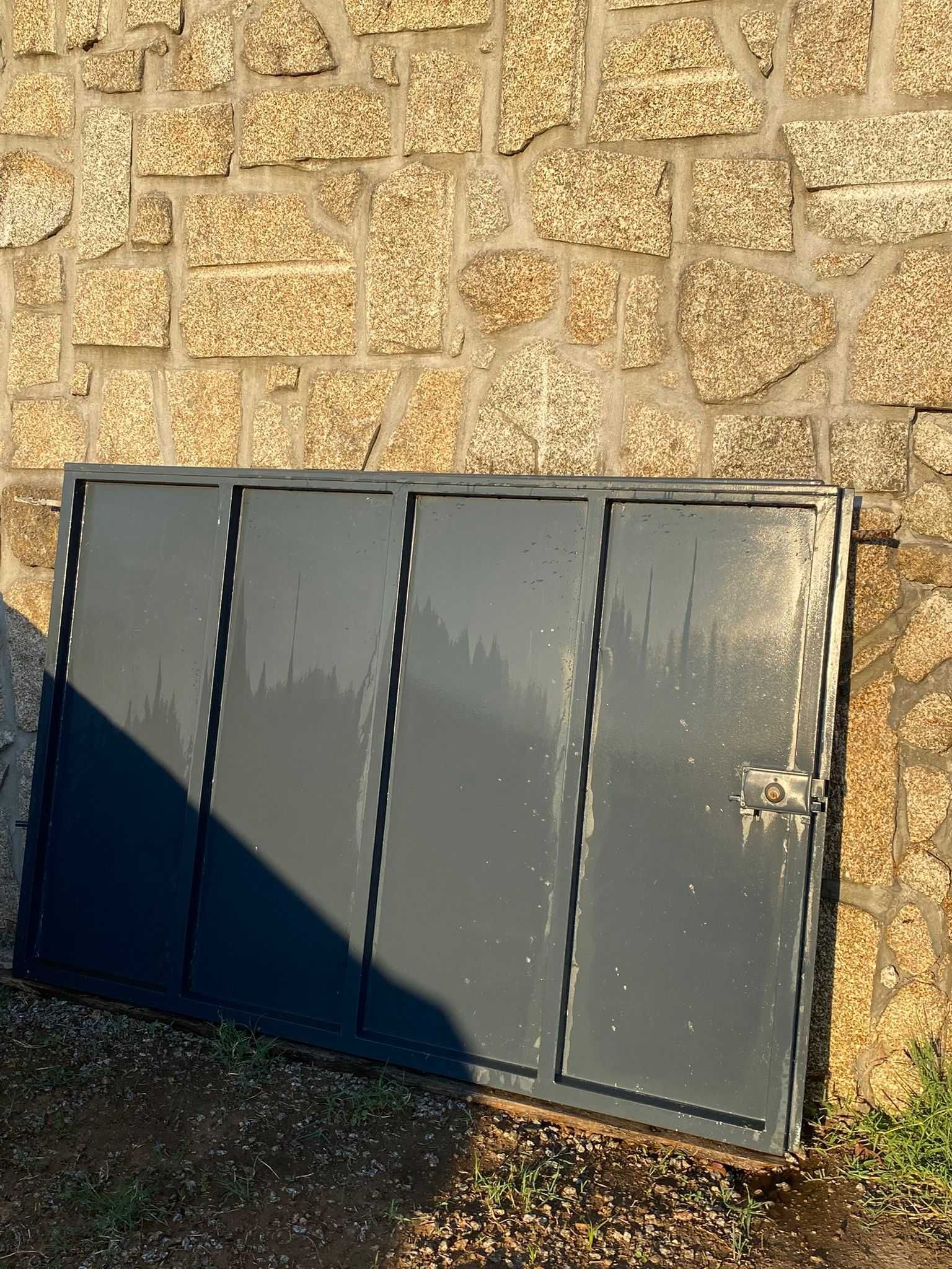 Portão de Ferro 4m (2x2m) – Como Novo, Estrutura Robusta