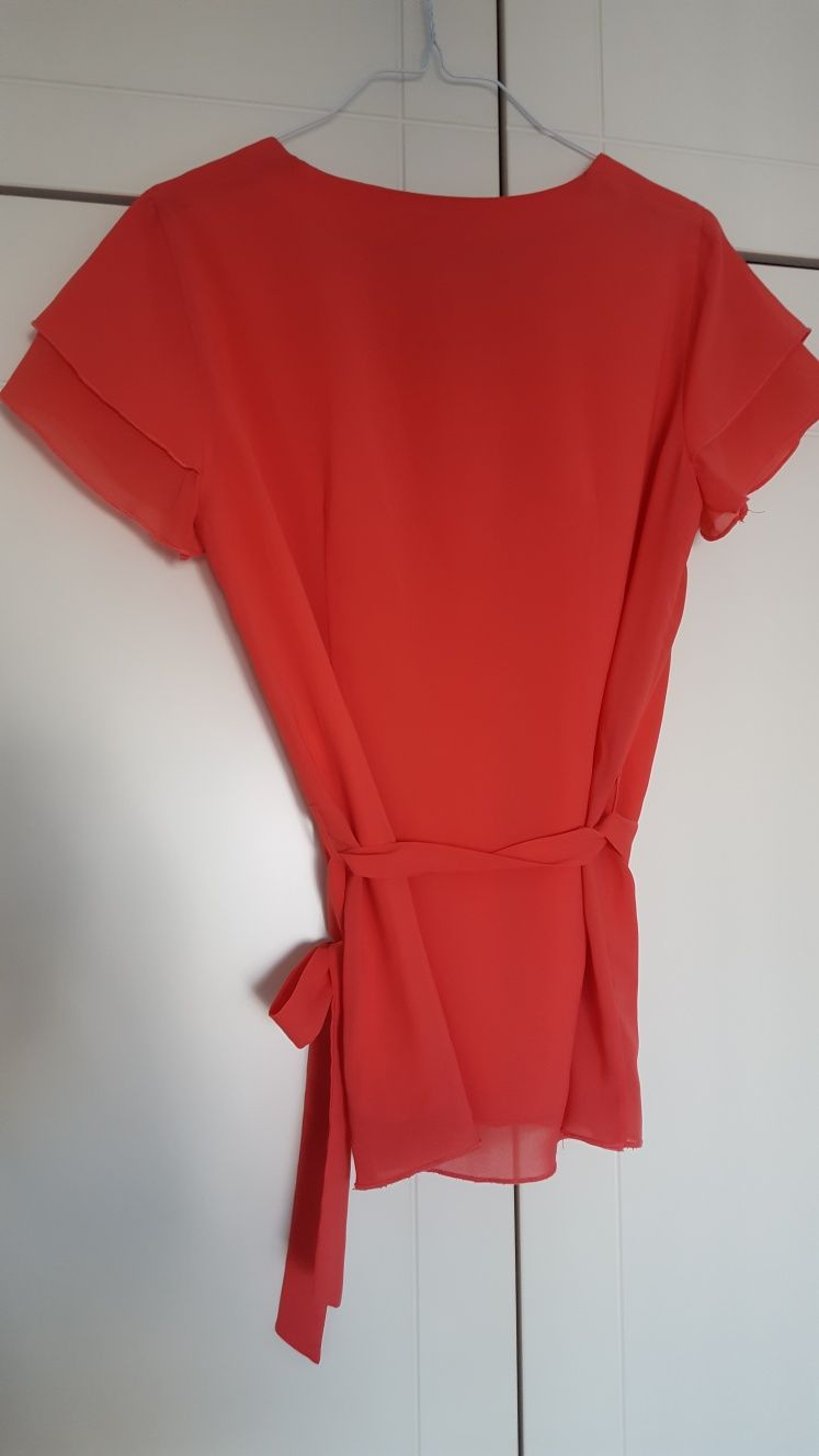 Blusa coral com aplique em lantejoulas e cinto mesmo tecido