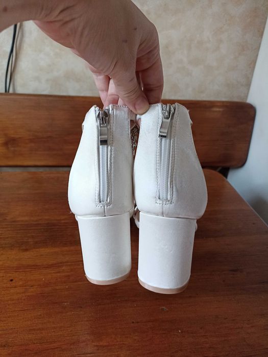 Білі весільні сатинові босоніжки з камінням на підборах 42 розмір 27см