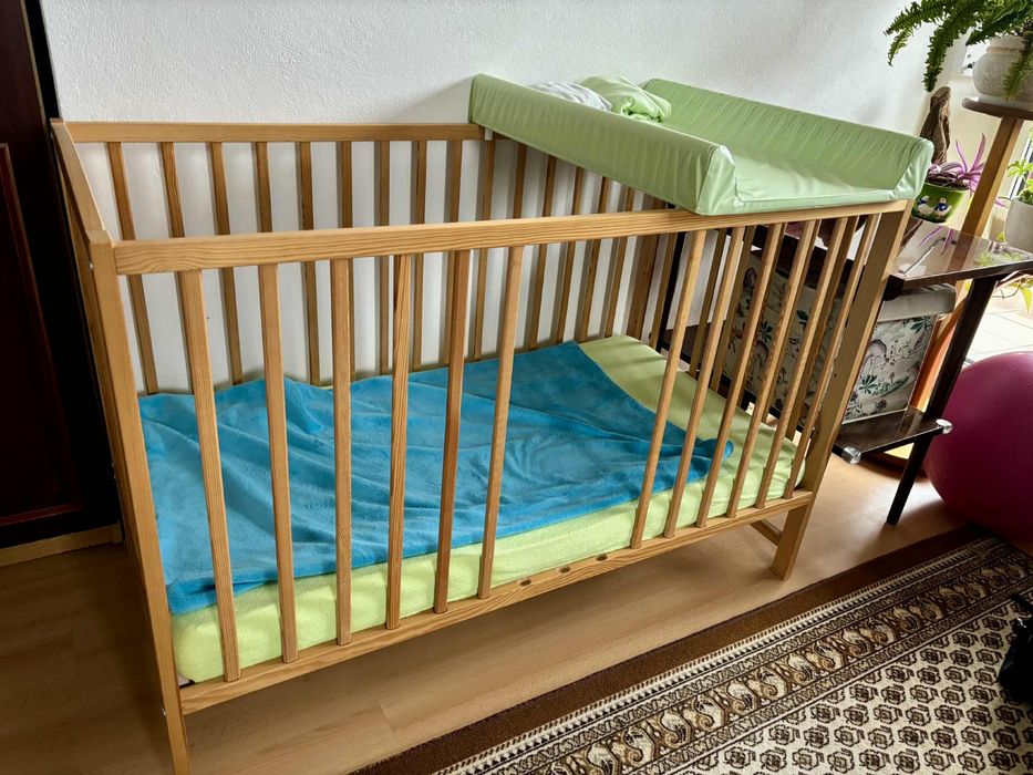 Sprzedam drewniane łóżeczko niemowlęce z materacem