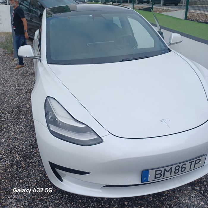 Tenho Automóveis Tesla M 3  P para TVDE