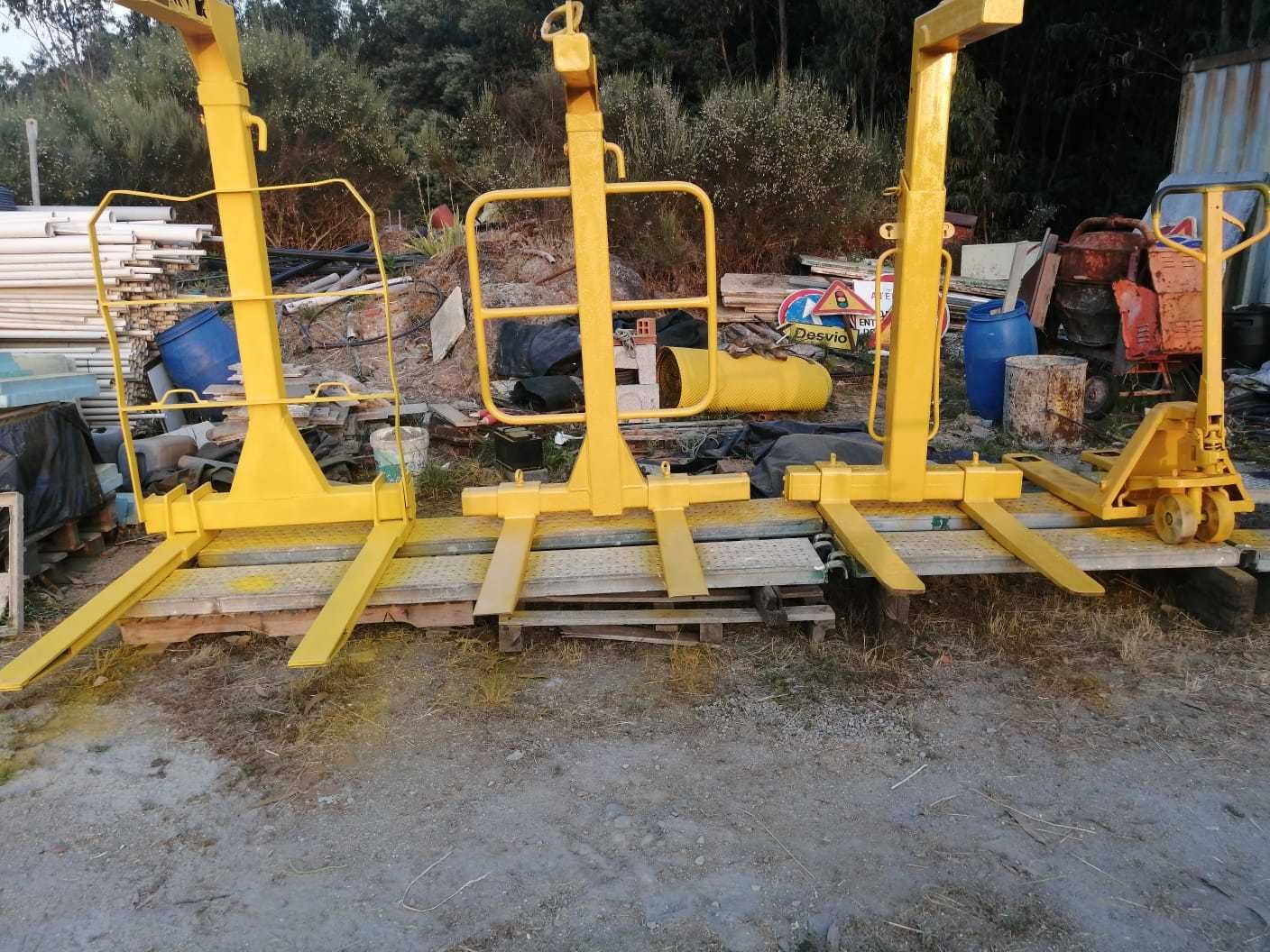 3 Porta Paletes de Grua com Garfo e Altura Reguláveis – Até 2000kg