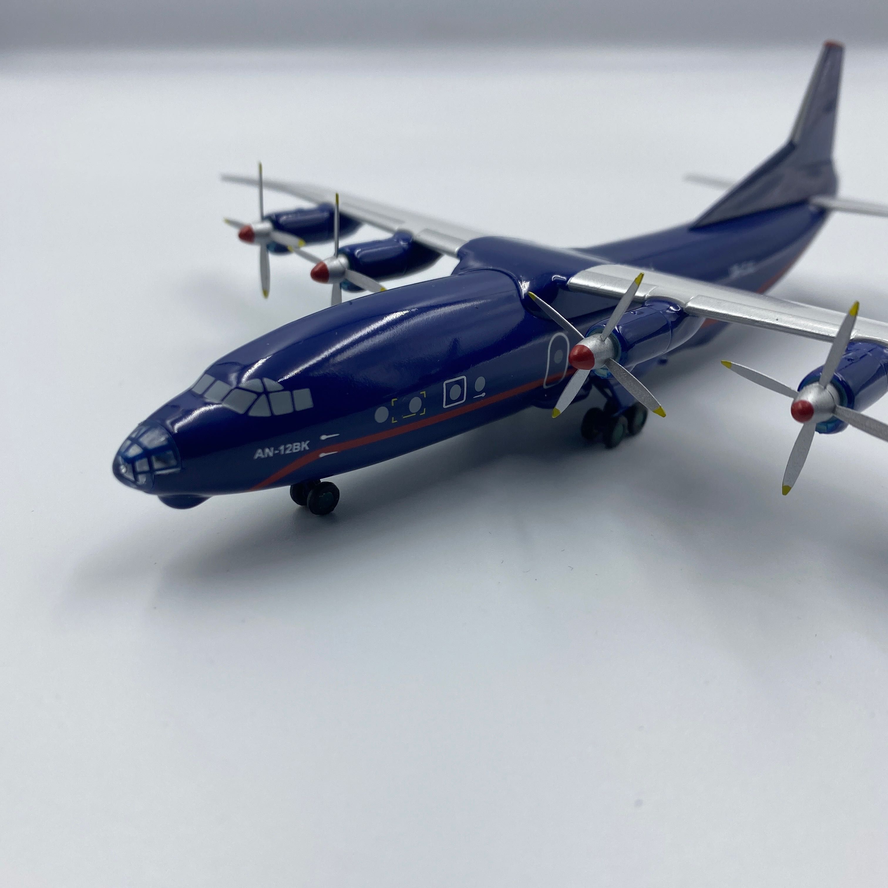 Модель самолёта Ан-12 Ukraine Aviation Alliance масштаб 1:200 (17 см)