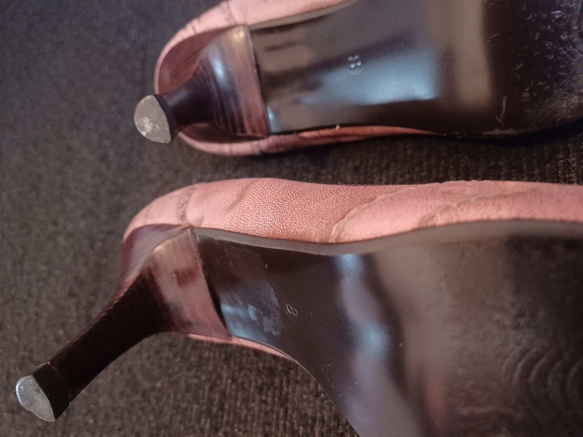BAIXOU O PREÇO!!! 2,99€!!! Bonito Sapato salto alto, tipo Scarpin.