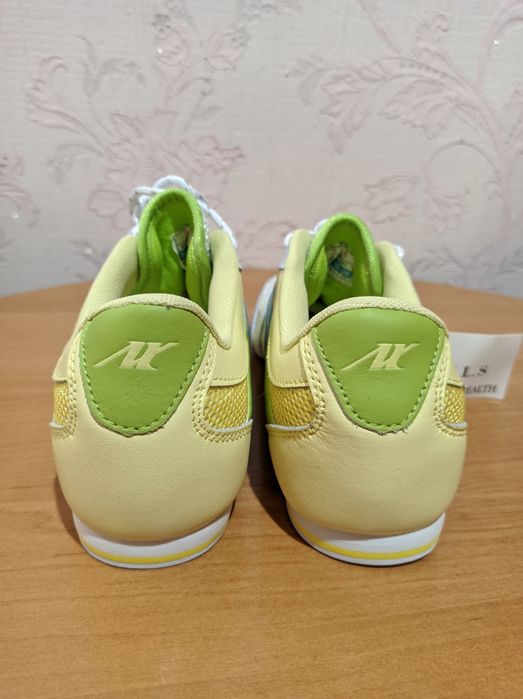 Кросівки дівочі, жіночі