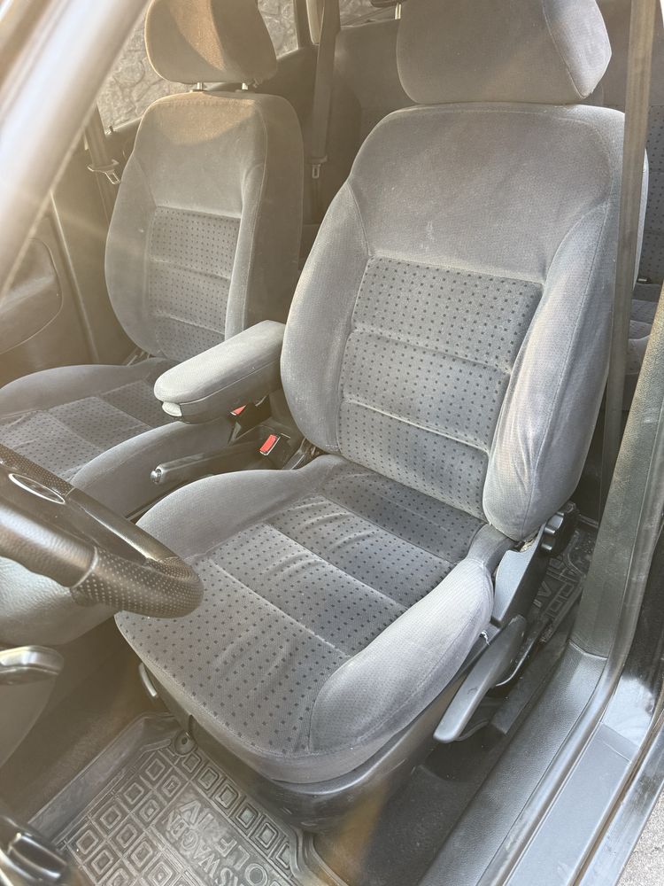 Volkswagen Golf 4 • Універсал • 1999 • 1.4 бензин • Чорний