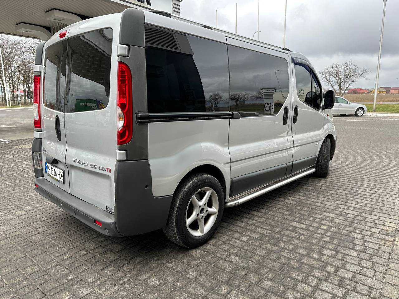 Opel Vivaro пассажирский 2.5 дизель 6-ступка 2007 год