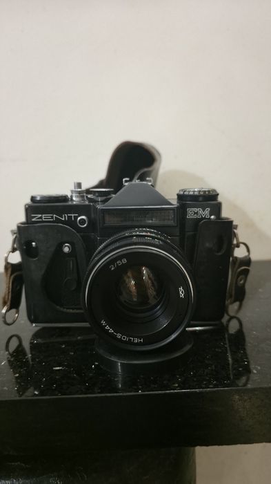 Máquina Fotográfica Analógica Zenit EM + Lente Helios 44M - Vintage