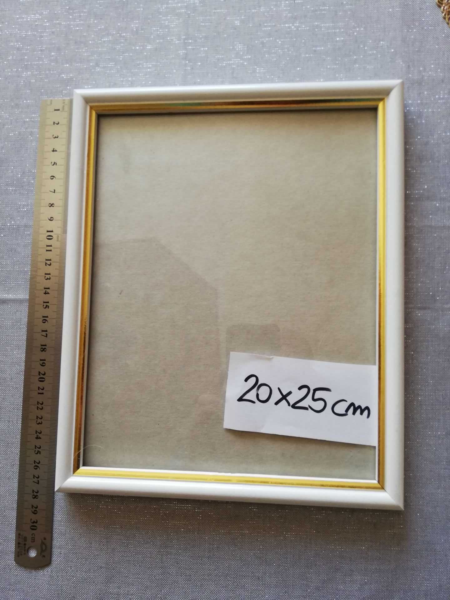 Drewniana ramka do zdjęć 20 x 25 cm - biała ze złotym paskiem