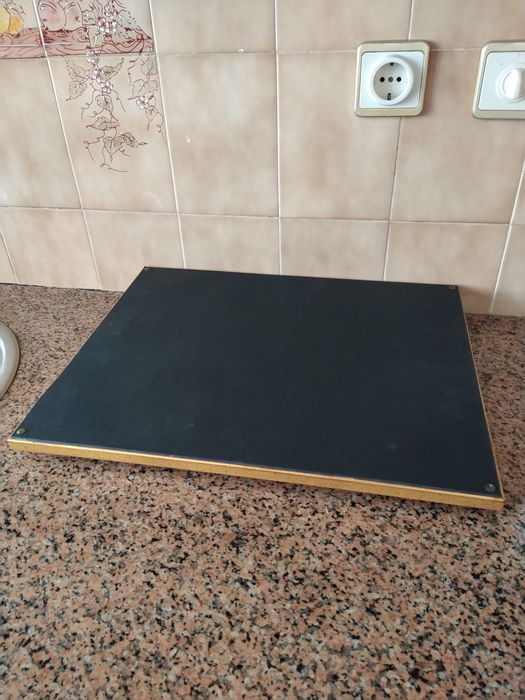 Bandeja com fundo em tecido azul com bolinhas bordadas a dourado