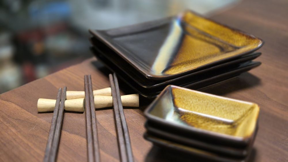 Zestaw trzech elementów – talerzyk do sushi,  na sosy i pałeczki