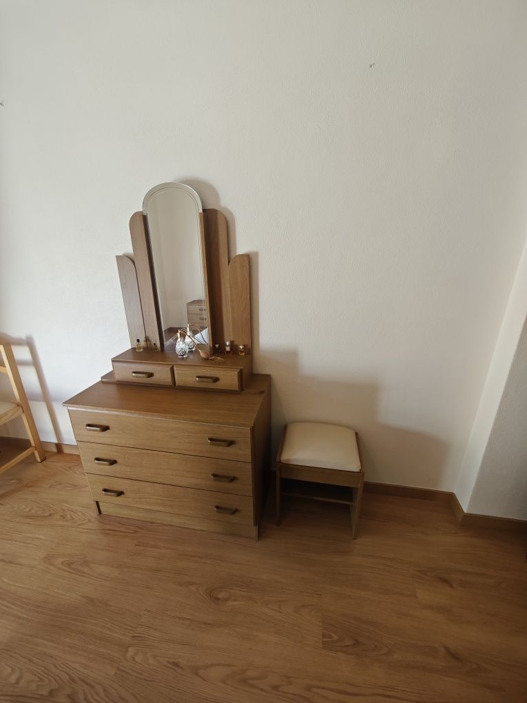 Cama de casal, cómoda em decor carvalho e outros e