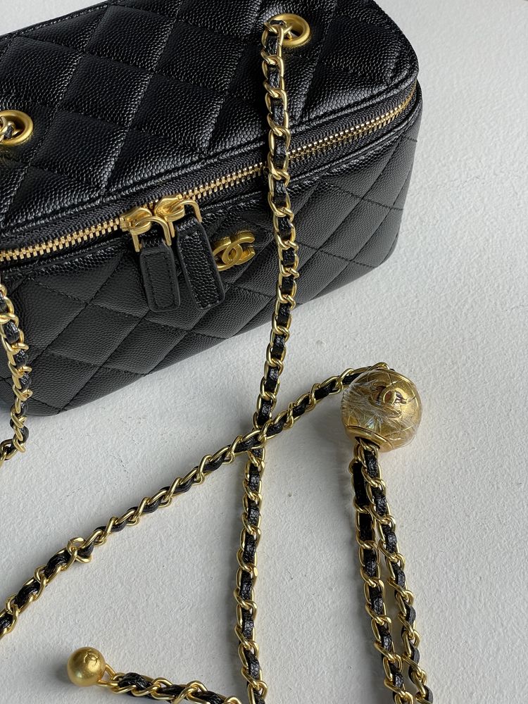 Сумка в стилі Chanel Classic Black Lambskin Pearl Crush Vanity Bag
