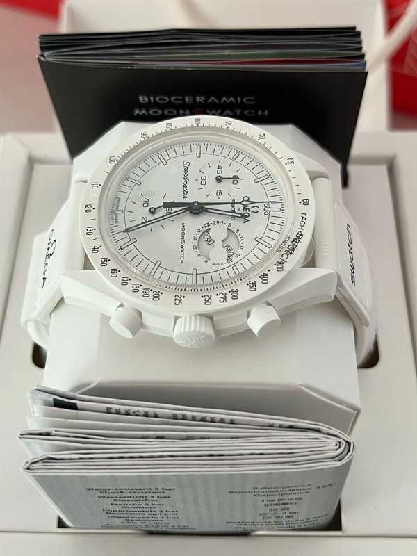 SO33W700 Omega x Swatch Snoopy：Biały Zegarek z Snoopym