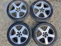 VOLKSWAGEN R17 UNIKATOWE ORYGINALNE FELGI ALUMINIOWE 17&quot; 7J ET38 5X100 ALUFELGI 1J0601025S + OPONY CAŁOROCZNE CAŁOSEZONOWE PRAWIE JAK NOWE 4x KORMORAN ALL SEASON 225/45/R17 pow. 7mm 2022r KOMPLET KÓŁ 4 SZTUKI SANTA MONICA GOLF IV GTI