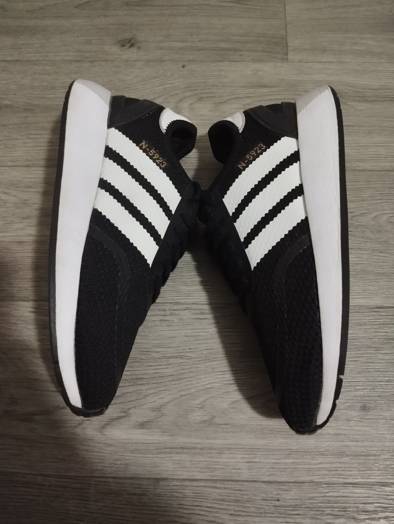 Женские кроссовки Adidas Iniki