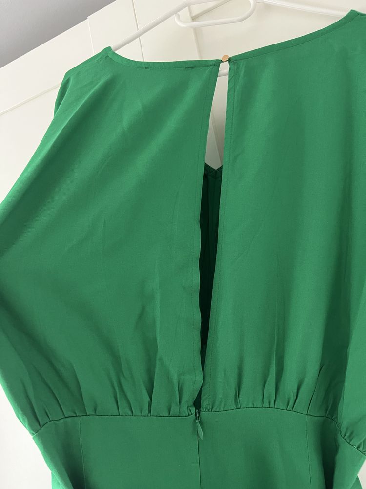 Zielona prosta elegancka sukienka z krótkim rękawem dekolt v midi