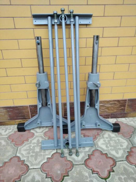 Міцний металевий (регулюємий) стіл для господарства.