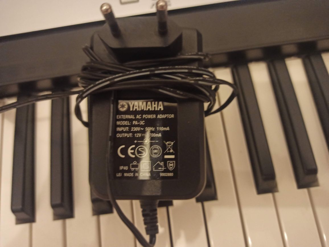 Teclado piano Yamaha PSR-E243 61 teclas