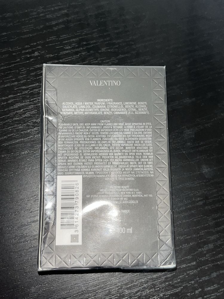 Valentino Born in Roma na sprzedaż