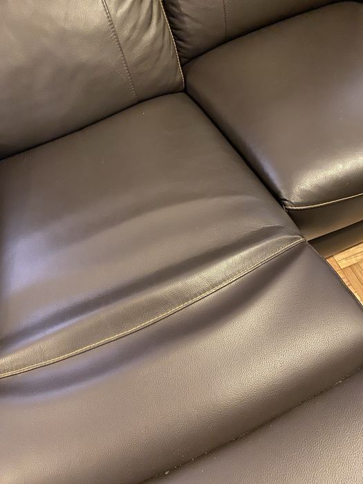 Sofa de pele castanho