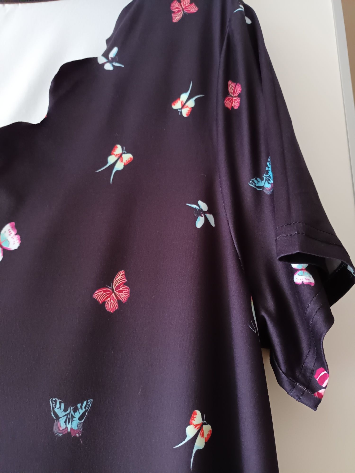 Vestido azul escuro com borboletas