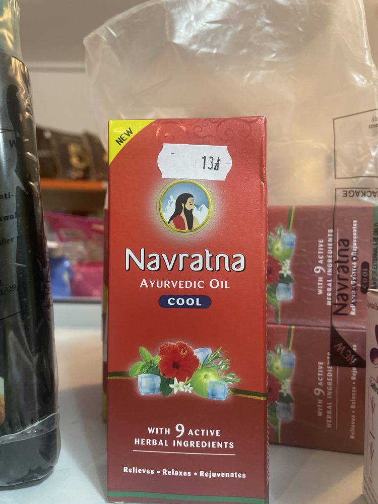Chłodzący olejek do włosów Navratna 90 ml