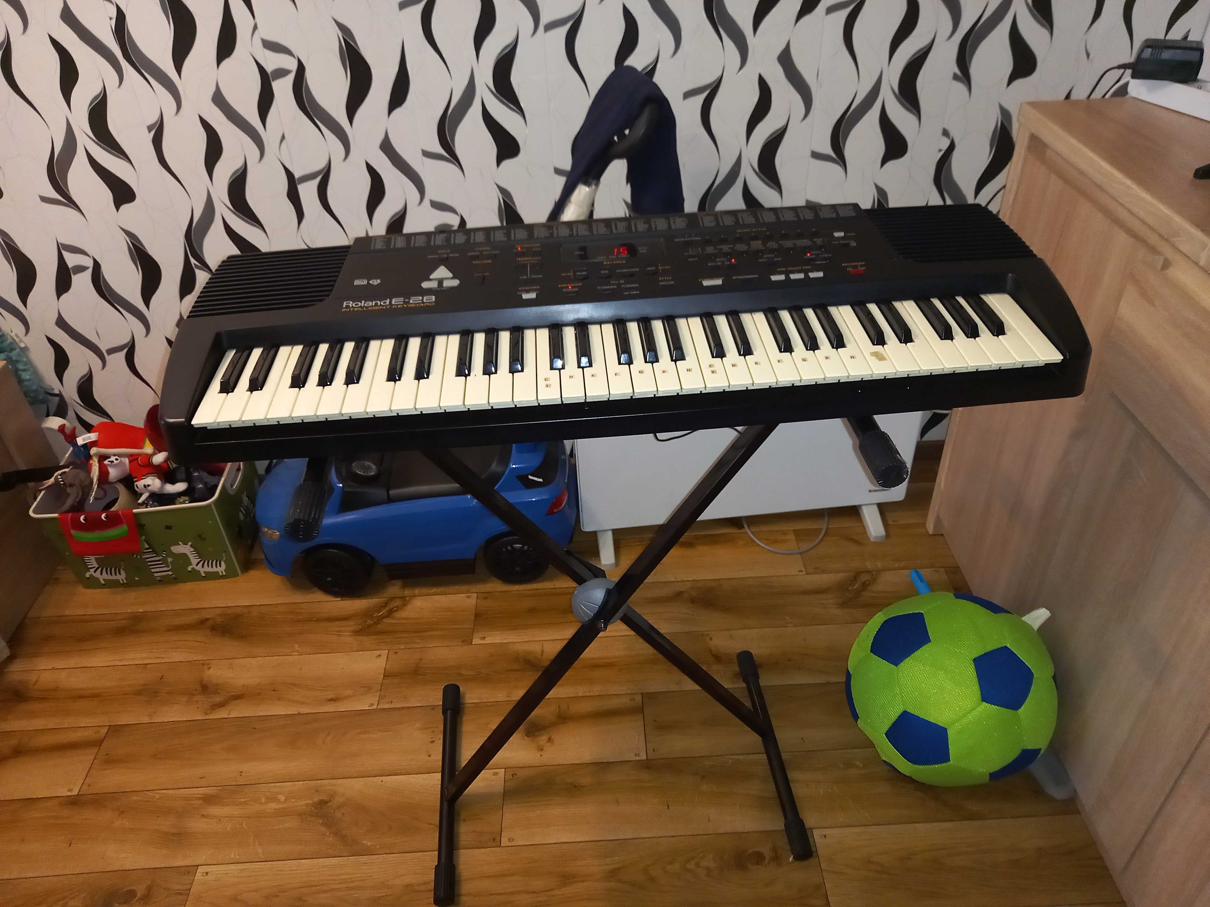 Keyboard Roland E-28 Klawiatura MIDI inteligentnym syntezatorem