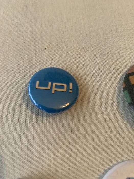 Onze crachas de varias marcas