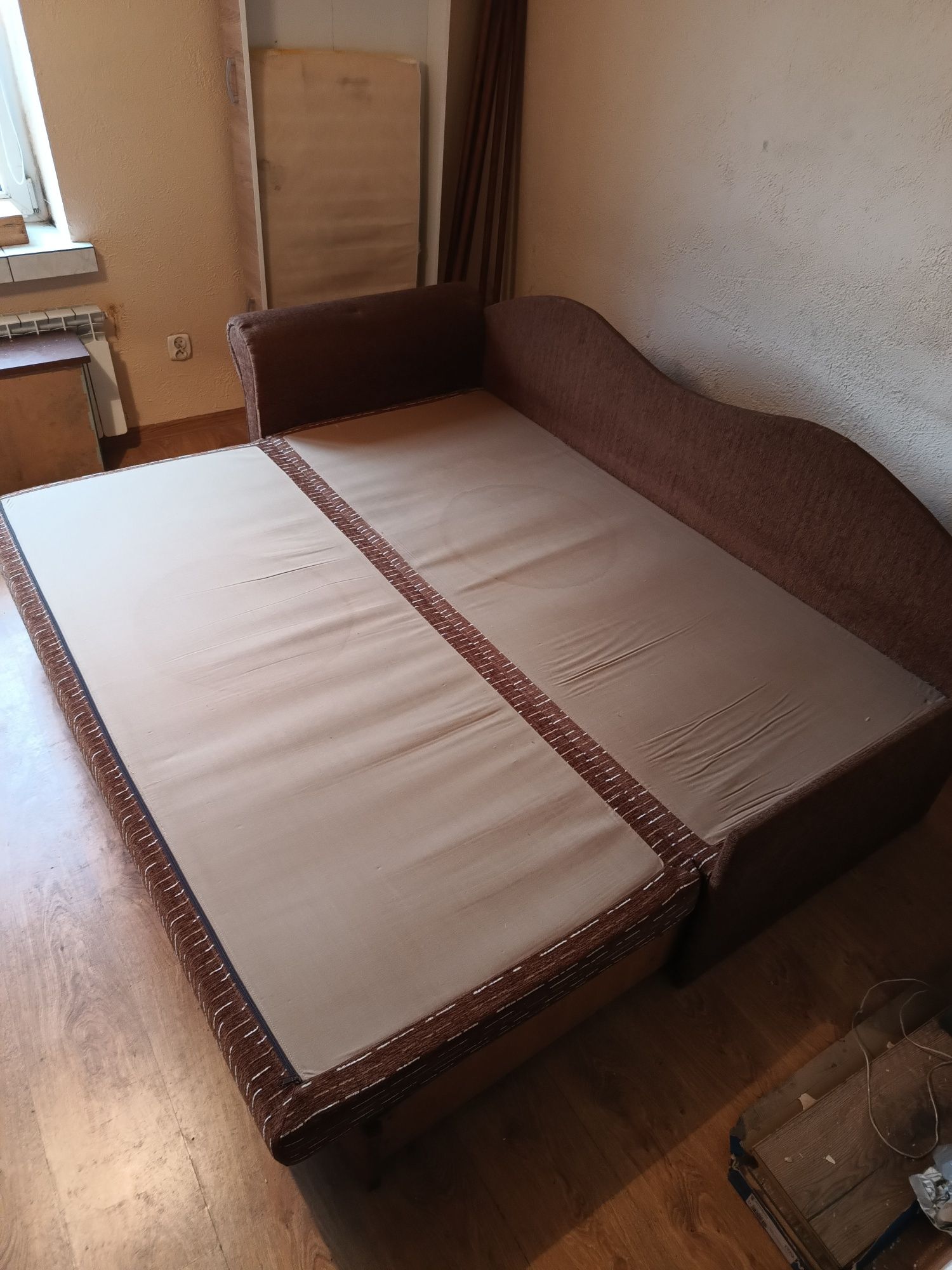 Łóżko - tapczan kolor brązowy