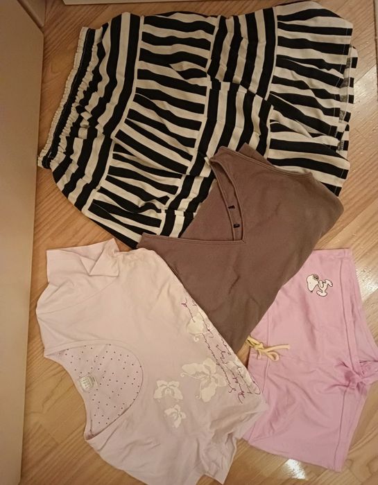 Paka ubrań 4 szt rozmiar XS, spódniczka,spodenki,koszulki