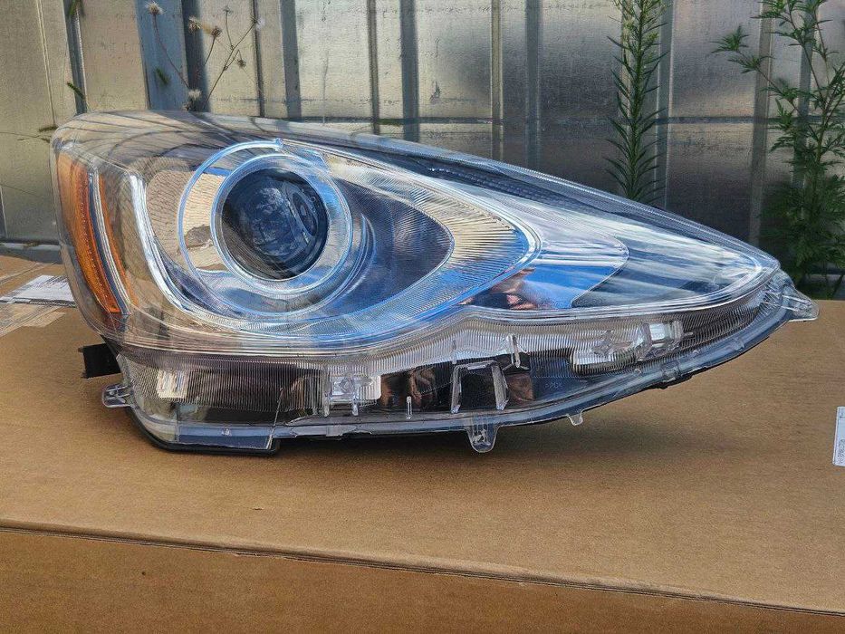 Фара правая Toyota Prius C Aqua 15-18