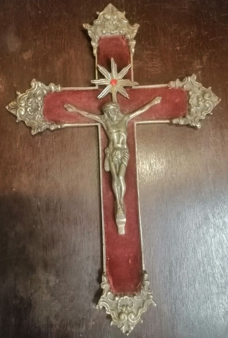 Crucifixo em bronze e veludo