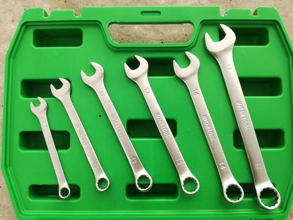 Новый набор инструментов с набором комбинированных ключей.