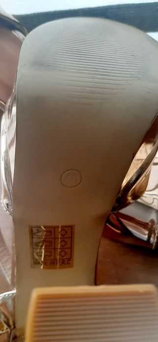 Продам босоніжки золотого кольору на високому каблуку