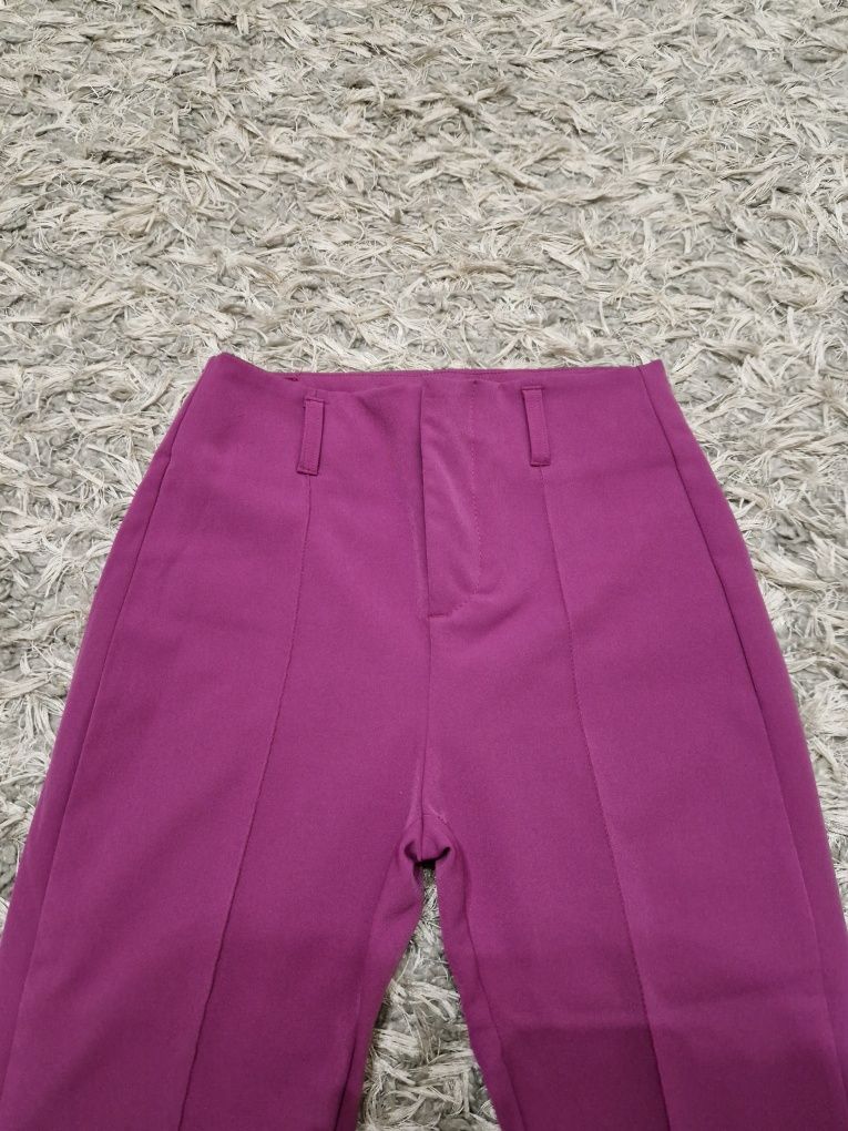 Fioletowe spodnie materiałowe dzwony dopasowane flared bootcut Bershka