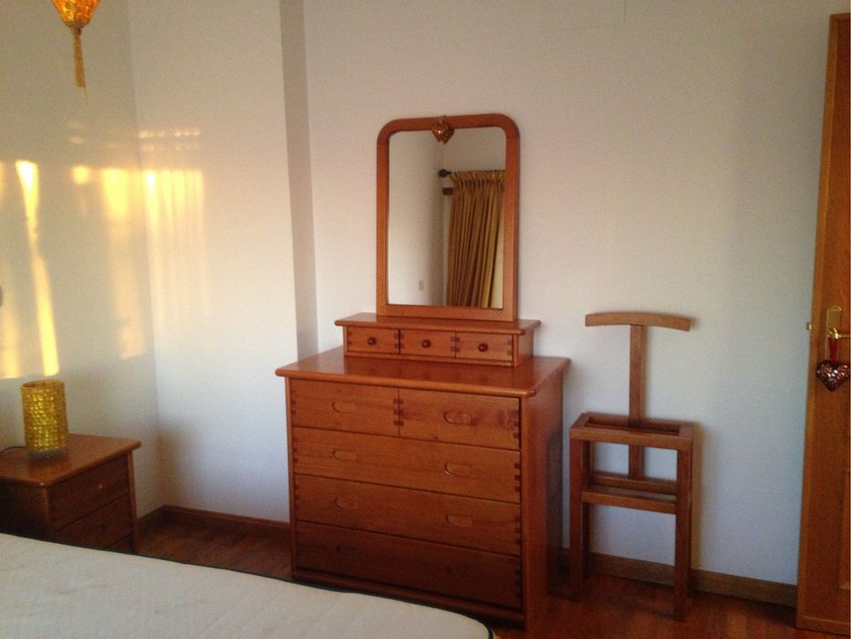 Quarto completo, cama, 2 cabeceiras, 1 comoda e bengaleiro com espelho