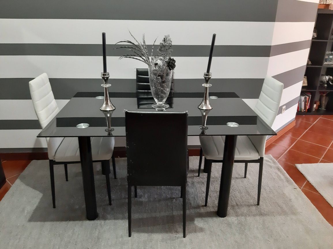Mesa jantar em vidro preto