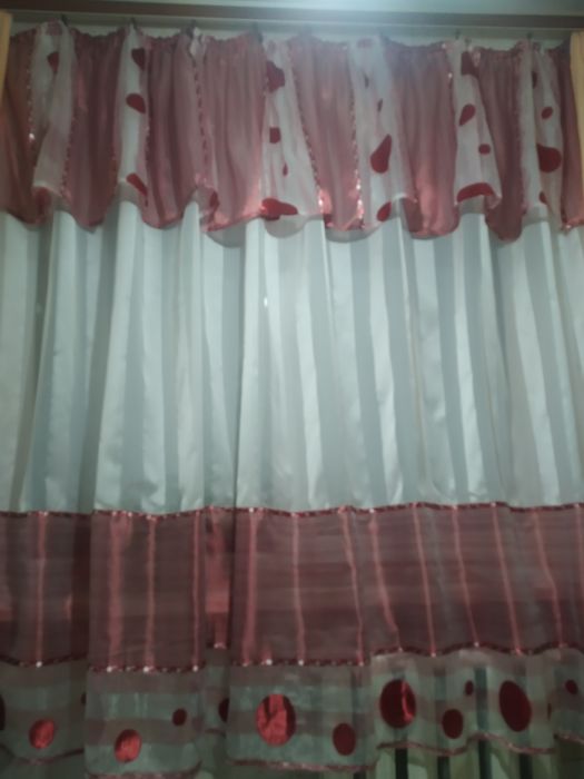 Штора на кухню нарядная.