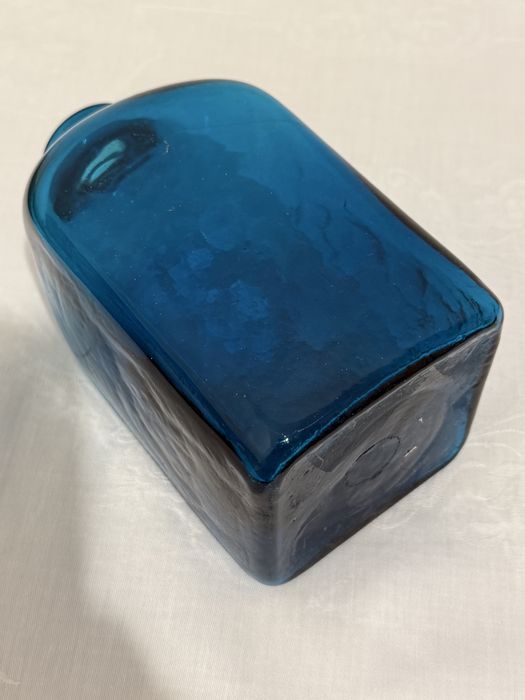 Szklany niebieski wazon