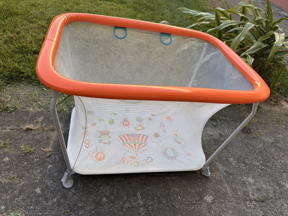 Parque infantil com marcas de uso