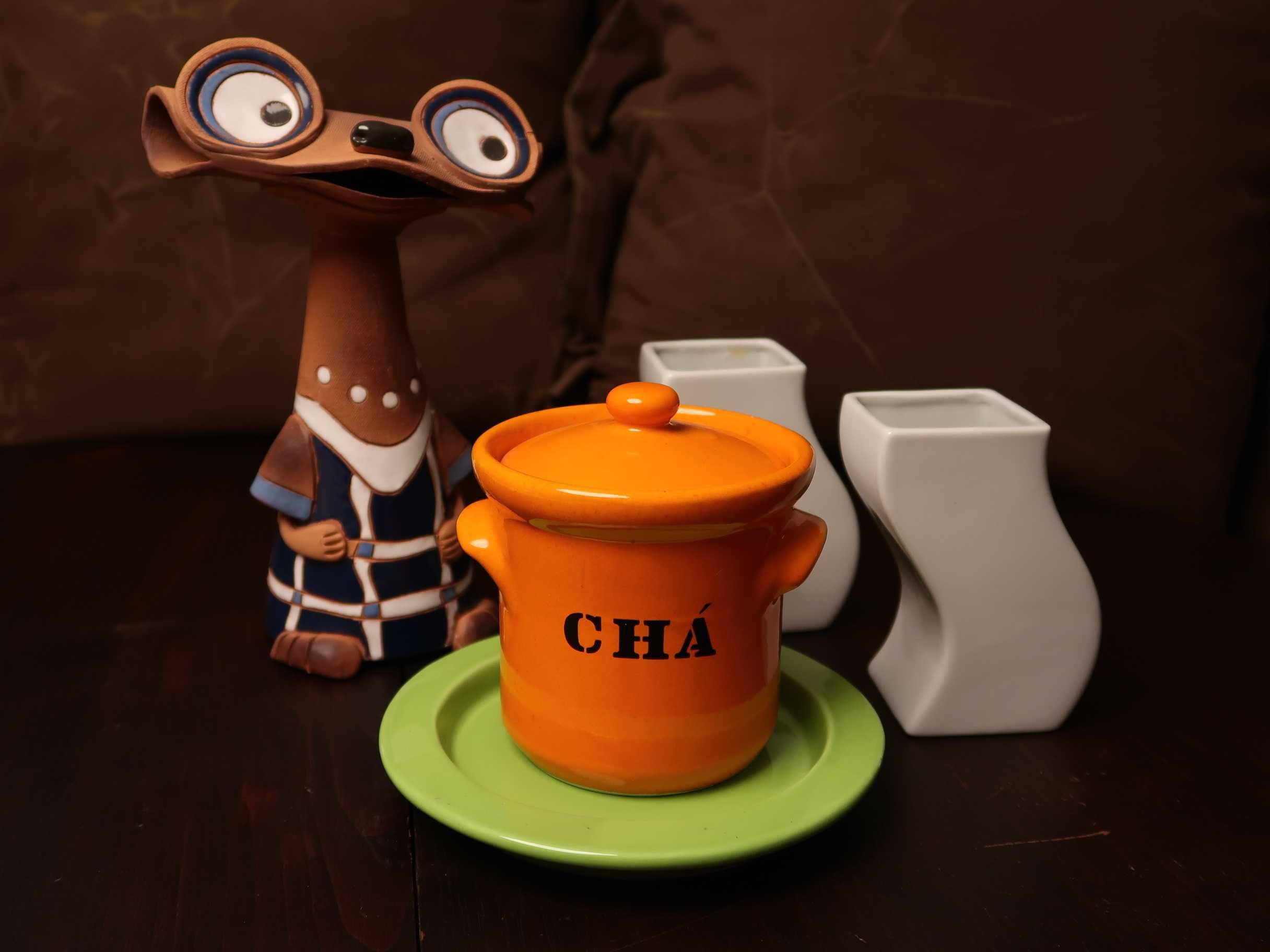 mealheiro em barro, 2 jarras, caixa para chá  prato em cerâmica