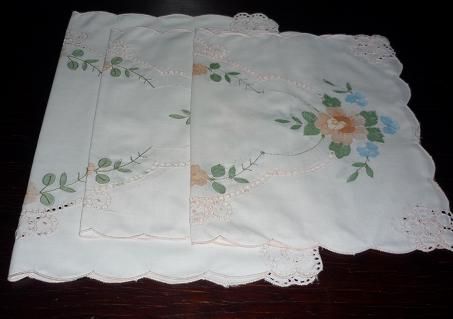 panos ou naperons bordados máquina, com o mesmo motivo