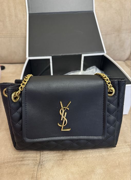 Сумка шкіряна з золотим ланцюжком.