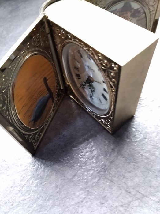 Zegar budzik w kształcie książki