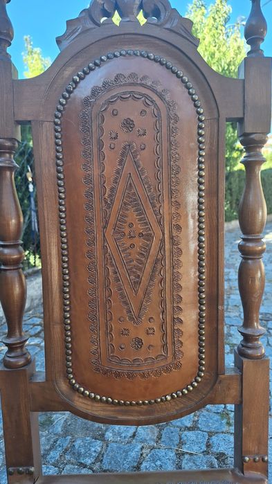 6 cadeiras antigas em madeira e couro